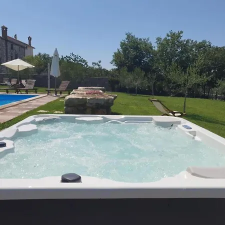 Apartment Gemuetliche Daniela Mit Pool Und Jacuzzi *