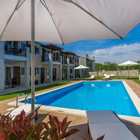 Gemuetliche Daniela Mit Pool Und Jacuzzi * Veleniki