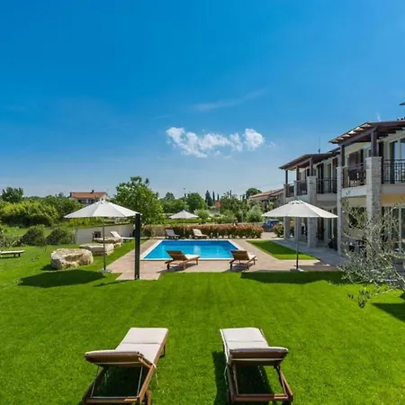 Gemuetliche Daniela Mit Pool Und Jacuzzi Veleniki